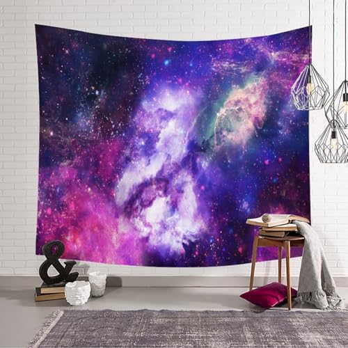 Tenture violette galaxie pour masquer un mur vide et décorer un studio