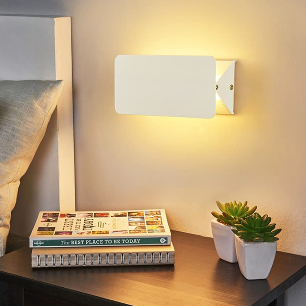Nowoczesna prostokątna lampa ścienna LED z aluminiowym dyfuzorem, do wnętrz sypialni lub salonu.