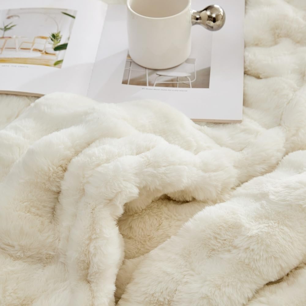 Coma Inducer Chunky Bunny® on a Snowday Oversized Queen Comforter Set - Chunky Bunny® Reverse - White