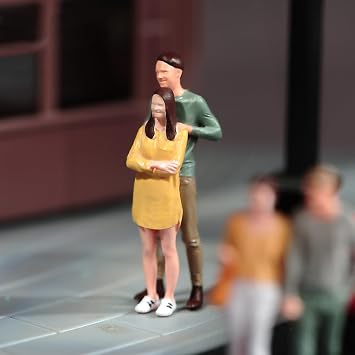 Miniature Figurines 1/87 1/64 1/43 1/24 Scale Couple Couple Stand Lovers Street Scene Figure DIY Creative Props Diorama Model Gift Painted, 1/24 Scale