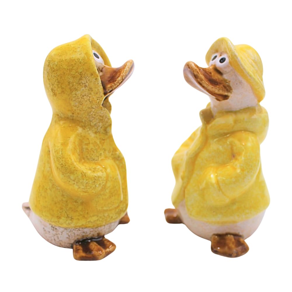 XL 2er Set Dekofiguren, Gartendeko Regenenten, Deko-Enten, Entenfiguren, Gartenfigur Ente, Teichfigur Ente in gelb mit Regenmantel und Mütze als 2er Set, Größe einer Gartenfigur, L/B/H 8 x 8 x 14 cm.