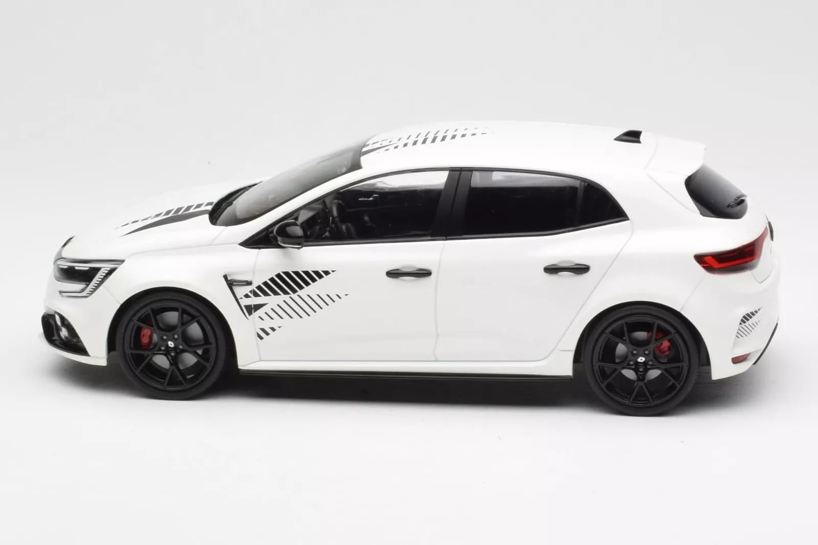 ノレブ　ルノー　メガーヌRS ウルティム　2023 1/18 新品未開封。 Amazon | ノレブ 1/18 ルノー メガーヌ R.S. ウルティム 2023 パール