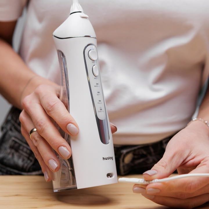 Huslog Munddusche Kabellos, Tragbar Elektrischer Zahnreiniger mit 4 Modi & 2 Düsen, 150 ml Wassertank, IPX7 Wasserdicht, 10–90 PSI Water Flosser für Zahnspangen und Brücken, Weiß – Bild 6
