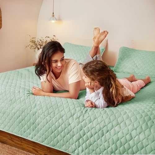 Exclusivo Mezcla Reversible California King Size Quilt Bedding Set with Pillow Shams, Lightweight Quilts Cal King Size, Soft Bedspreads Bed Coverlets for All Seasons - (Light Green, 112"x104")