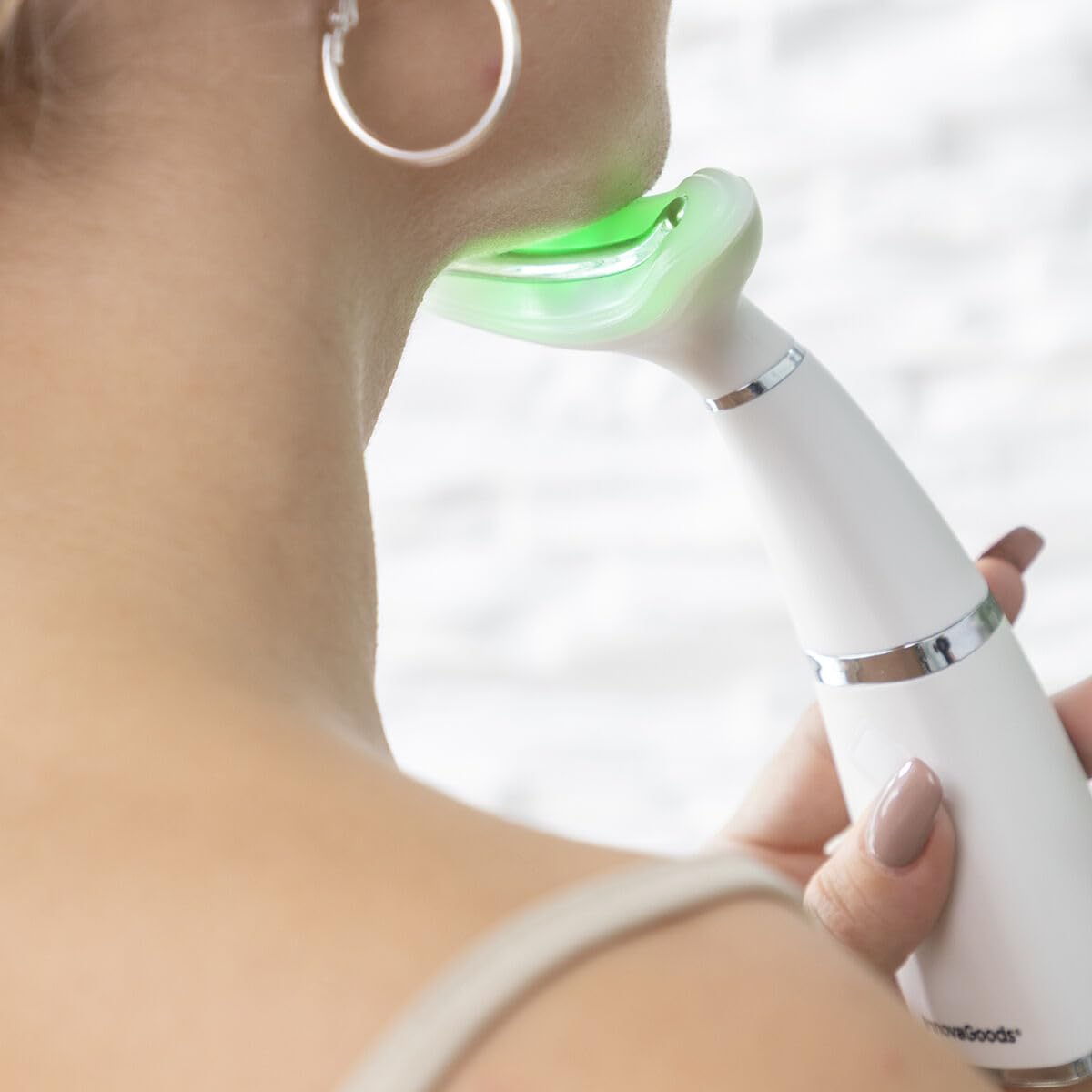 InnovaGoods® Wygładzacz podbródka z fototerapią, termoterapią i wibracjami Kinred, skutecznie i wygodnie redukuje podbródek. Bezprzewodowy, ładowalny, idealny do użytku domowego. Kolor biały.