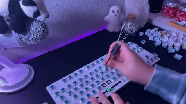 Amazon.com: MAGIC-REFINER AK873 Gaming Keyboard,Rainbow Led