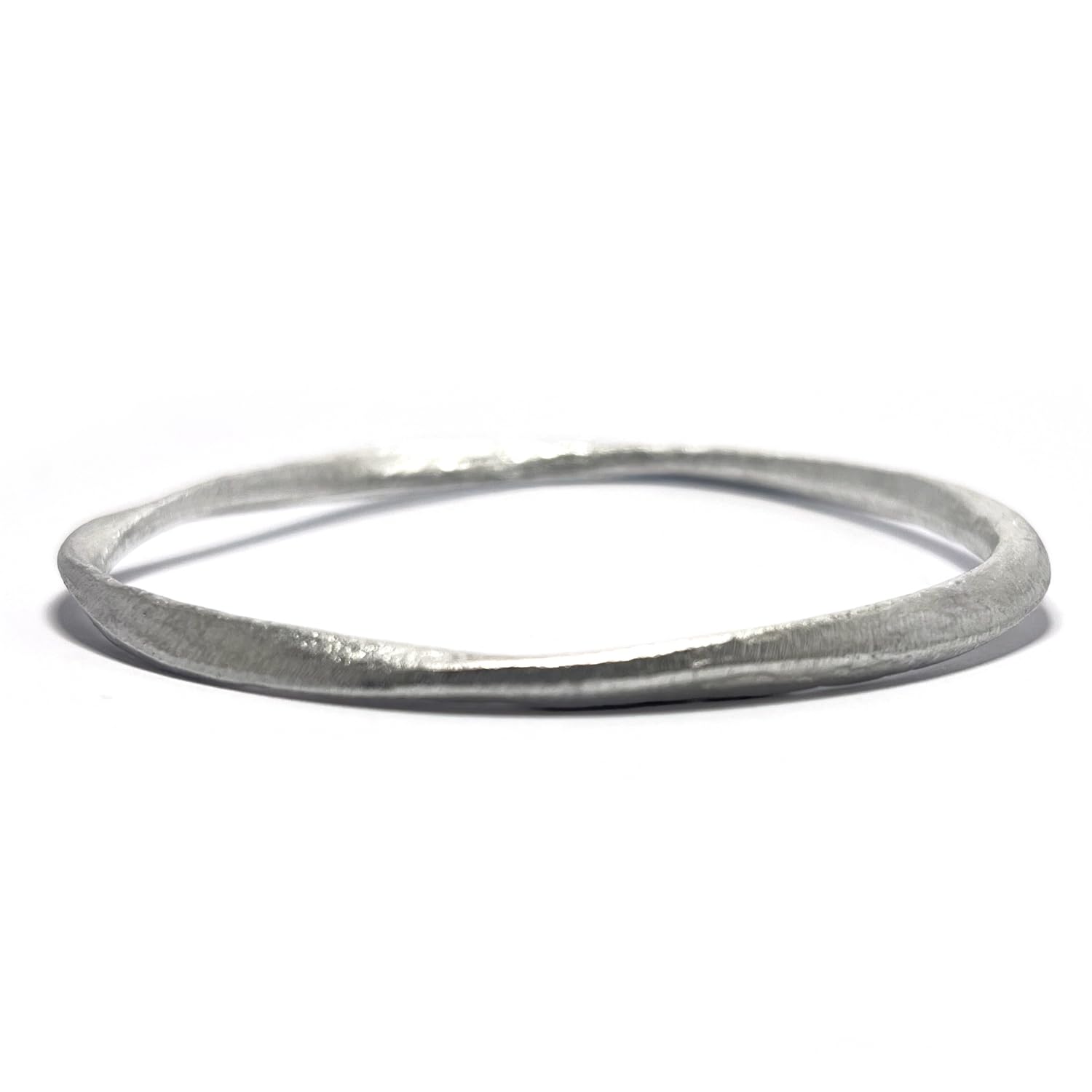 NOWAR FACTORY Bracciale Rigido Tondo Martellato A Mano, In Alluminio Riciclato Da Ordigni Bellici, Idea Regalo Etica E Solidale Per Donna, Diametro 6,35 Cm - 2