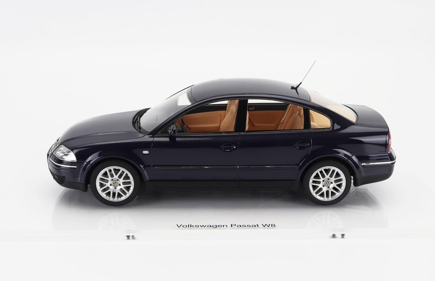 VW パサート Passat 1/18 ミニカー 未使用　フォルクスワーゲン Amazon.co.jp: ミニカー 1/18 フォルクスワーゲン パサート DNA