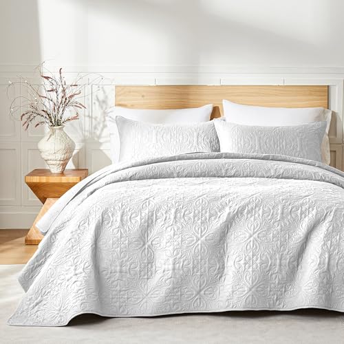 akkialla King/Cal King Quilt Bedding Set for All Seasons,Lightweight White Bedspreads King Size,Modern Style Microfiber Soft Floral Pattern Coverlet Set(1 Quilt,2 Pillow Shams)