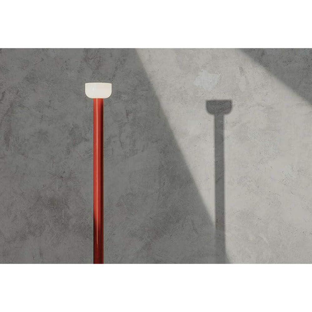 FLOS Bellhop Floor Lampada da pavimento H.178 a luce indiretta con base in cemento vetro bianco lucido e alluminio Rosso mattone
