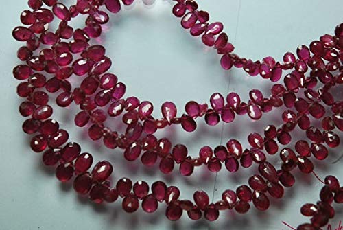Saphir rose facetté couleur grenade rare pour concevoir un bijou chargé d'histoire