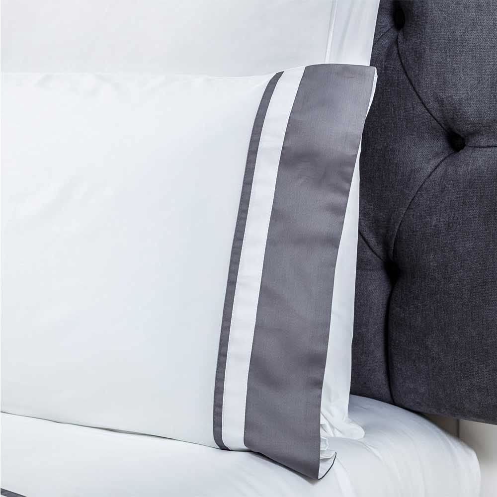 COTTON ARTean Komplet pościeli do łóżka, 150 cm, satyna, liczba nici 300, biały/szary | Zestaw składa się z 4 części: poszwa na kołdrę, prześcieradło z gumką, 2 poszewki na poduszki. Certyfikat Öko-Tex