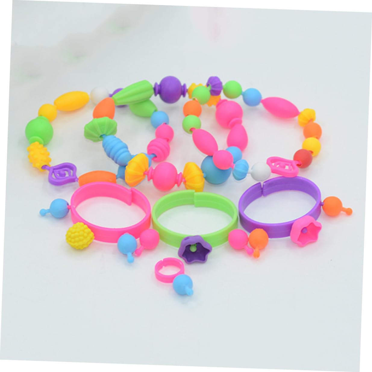 1 Schachtel DIY Perlen für Mädchen Kunststoff Schmuck Bastelset mit Bunten Perlen in Tragbarer Aufbewahrungsbox zum Armband und Halskette Selber Machen Fördert Kreativität und