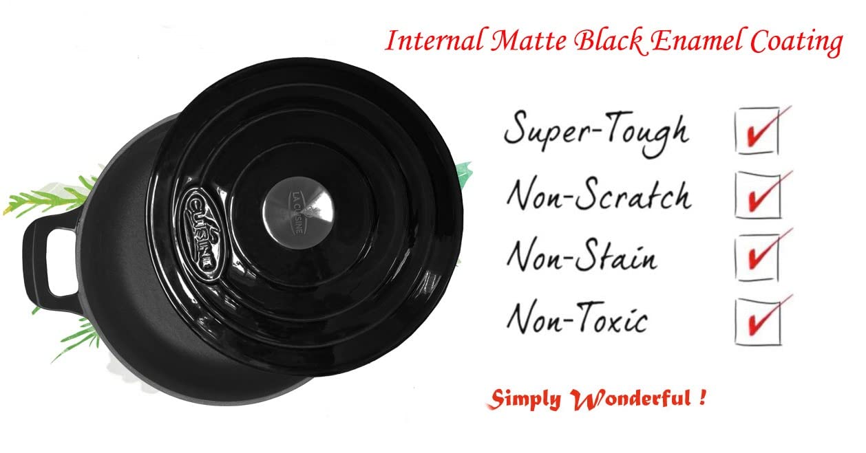 La Cuisine Cacerola de hierro fundido esmaltado con tapa, 28 cm de diámetro. Revestimiento interior de esmalte negro mate, acabado exterior de esmalte negro brillante. Apta para horno.