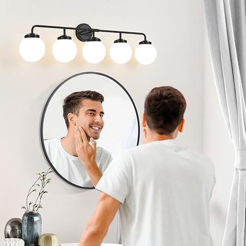 Miniatura 4 de Lámparas de baño sobre el espejo, 5 luces negro mate iluminación de tocador con sombras de globo de vidrio blanco leche, aplique de pared moderno