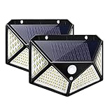 ♥ 【Fácil de instalar y versátil】 Este tipo de luz solar no requiere cableado, es fácil de mantener y fácil de instalar. Se puede instalar con los tornillos adjuntos y se puede utilizar en lugares donde no haya luz fuera de la casa. Es muy adecuado para áreas al aire libre, como muros, vallas, jardines, patios, terrazas, garajes, entradas de vehículos, porches, etc. La altura ideal de instalación es de aproximadamente 1,7 a 2 metros.