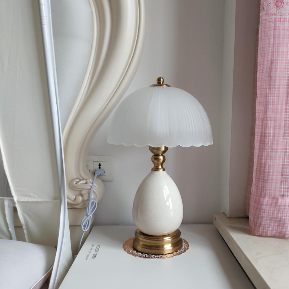 XINYASEE Vintage-Keramik-Tischlampe, weiße Craquelé-Glasur mit Messingfuß, mattierter Glas-Pilzschirm, elegante Nachttischlampe für Schlafzimmer, Wohnzimmer, Büro, Landhausdekor (Weiß)