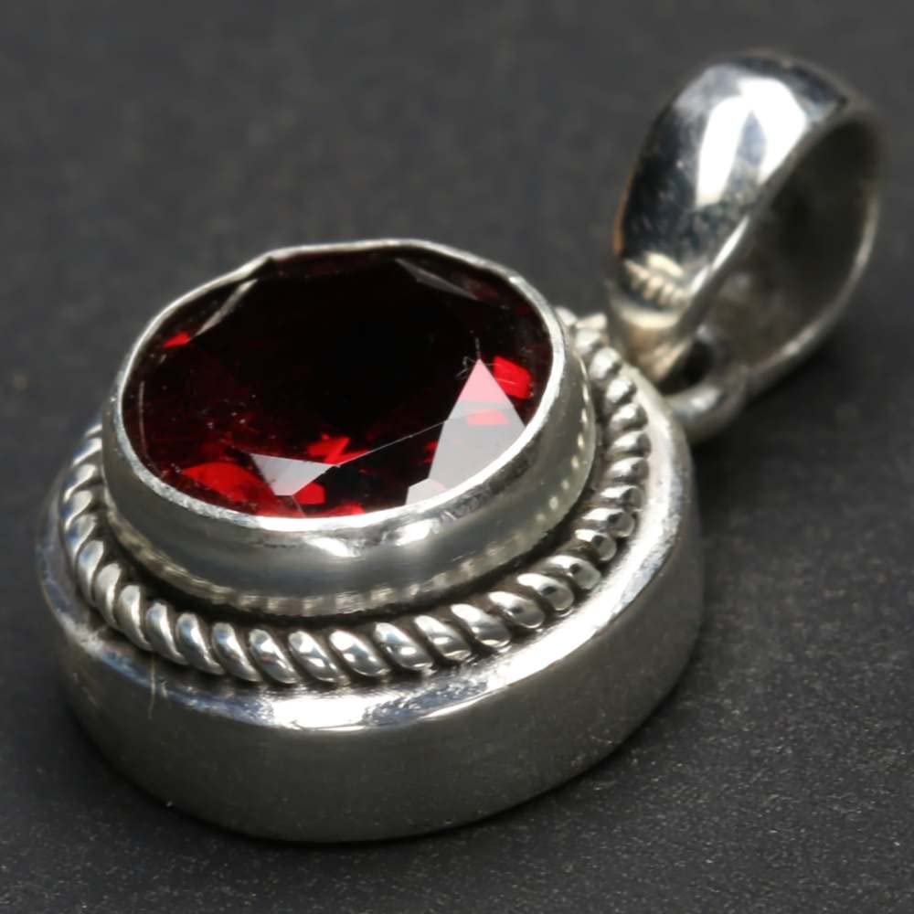 Granat Anhänger 925 Sterling Silber – Roter Edelstein Schmuck für Damen & Herren – Handgefertigter Silberanhänger mit klassischer Ausstrahlung als Symbol für Schutz & Kraft