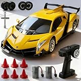 【💡 Design robuste et éclairage LED】 Carrosserie en ABS résistant aux chocs. Les phares LED éclairent la nuit pour un pilotage réaliste. Cette mini voiture télécommandée s'amuse aussi bien dedans que dehors.