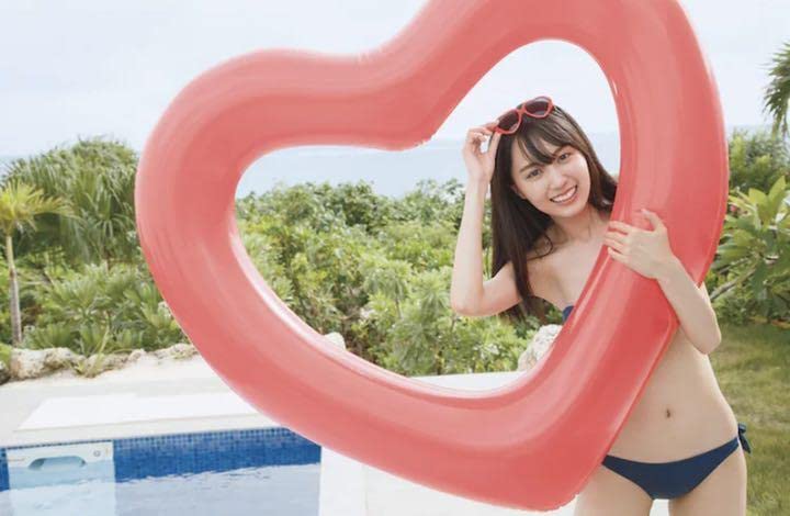 Amazon.co.jp: 賀喜遥香1st写真集 まっさら 封入ポストカード②