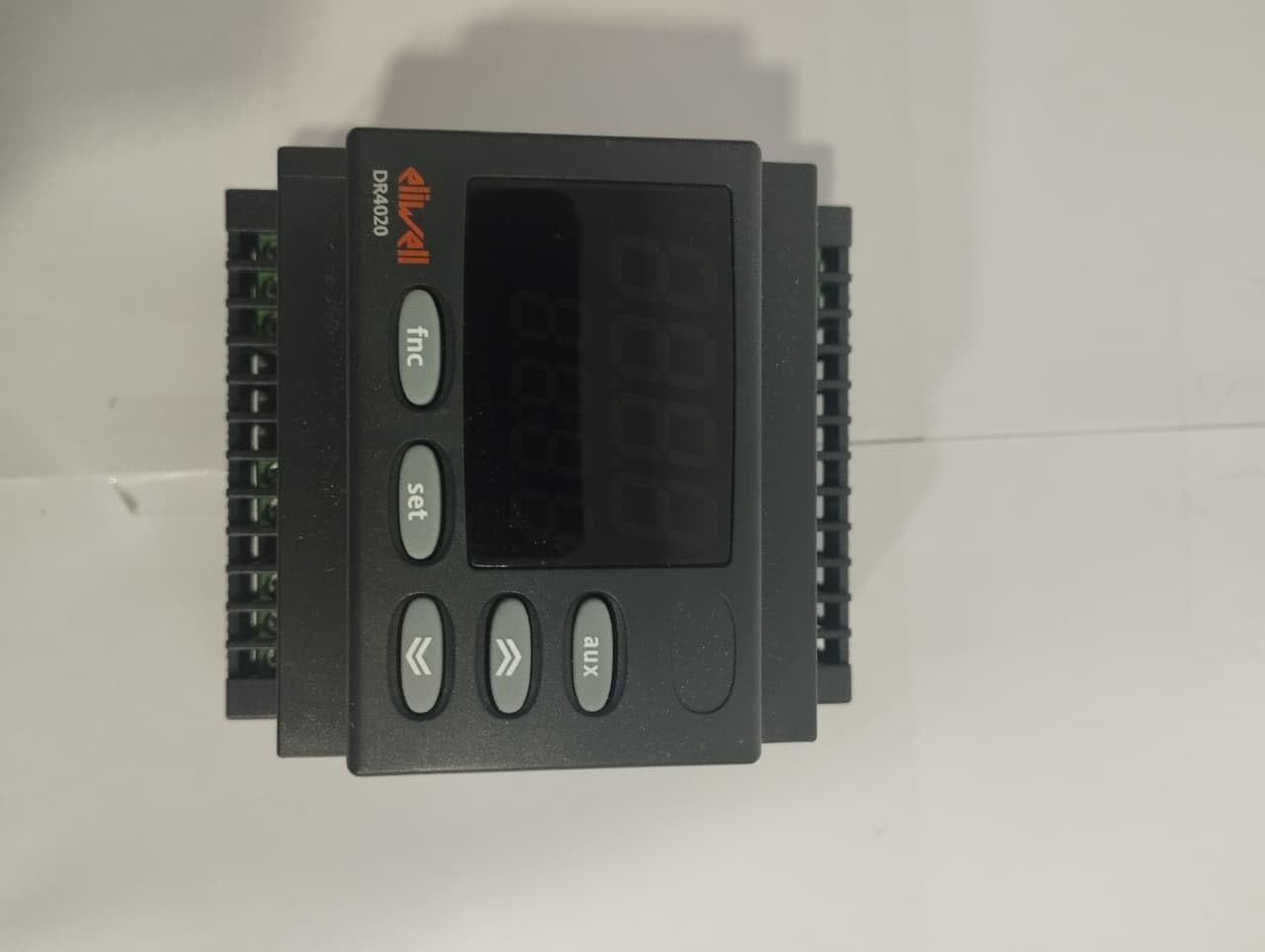 [E4D12E00BH410] Regolatore di temperatura digitale industriale E4D12E00BH410 - doppio display LED a 4 cifre, ingresso sensore PT100, 12-24V AC/DC, guida DIN/montaggio a pannello