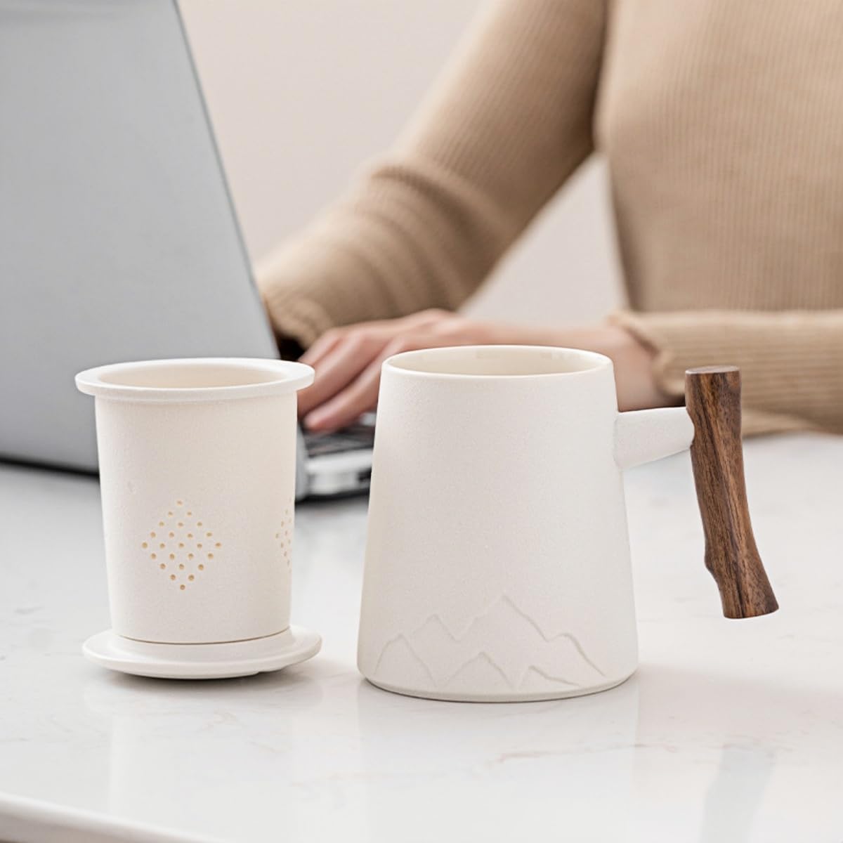 Großes Fassungsvermögen, Keramiktasse Mit Geprägtem Bergmotiv Und Deckelfilter Für Geschäftsempfänge – Schwarz – Tassenset Fürs Büro