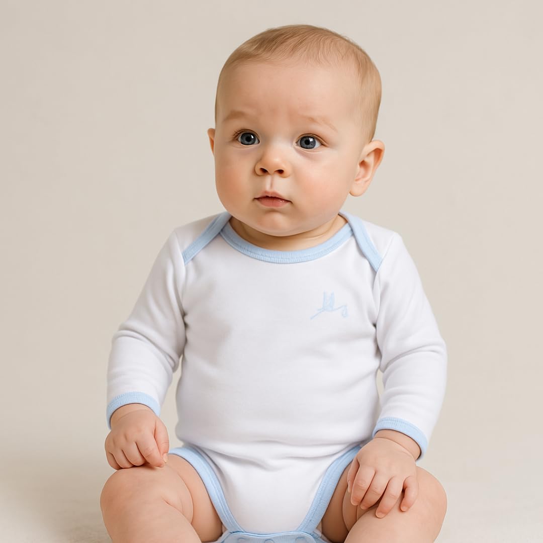 BebeDeParis Baby Geschenkset mit Namen personalisiert | Geschenkkorb zur Geburt | Bademantel bestickt (6–12 Monate), Body, Musselintuch, Kulturbeutel, Windeltasche & Teddybär