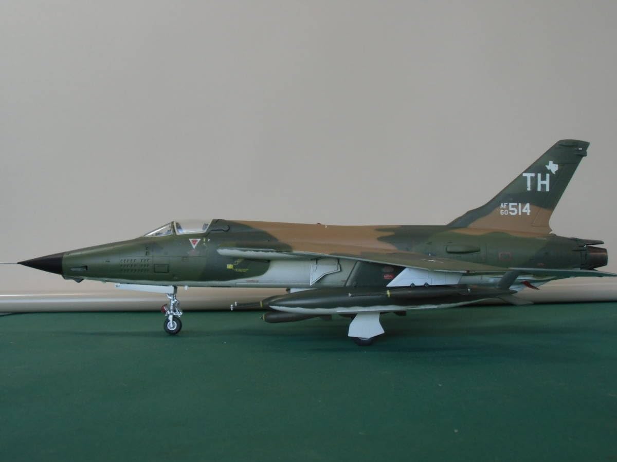 戦闘機　飛行機　模型　プラモ　ソ連　米軍　サンダーチーフ　スターファイター 1/144 プラッツ製 F-105D サンダーチーフ、グエン機で製作