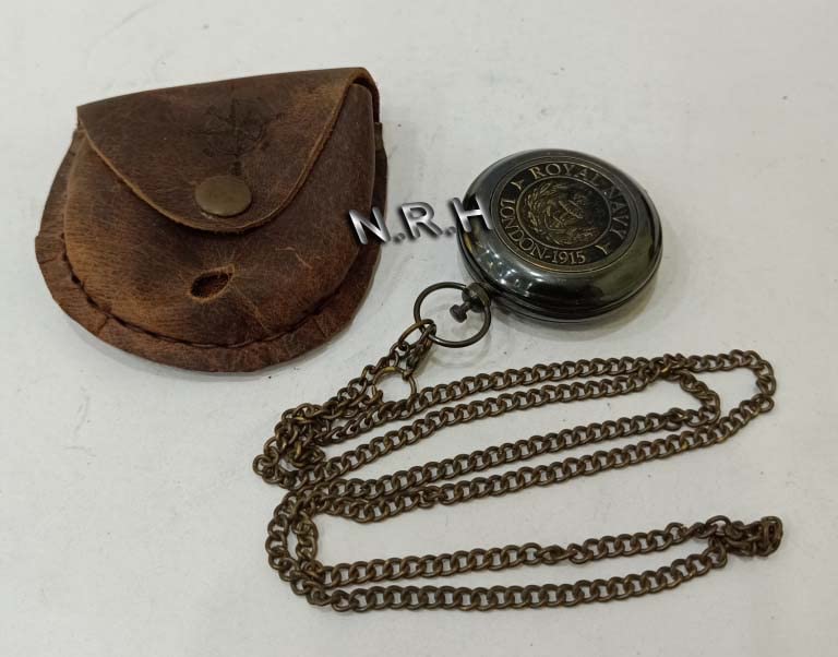 Brújula de latón grabada con cadena y estuche de cuero miniatura 2