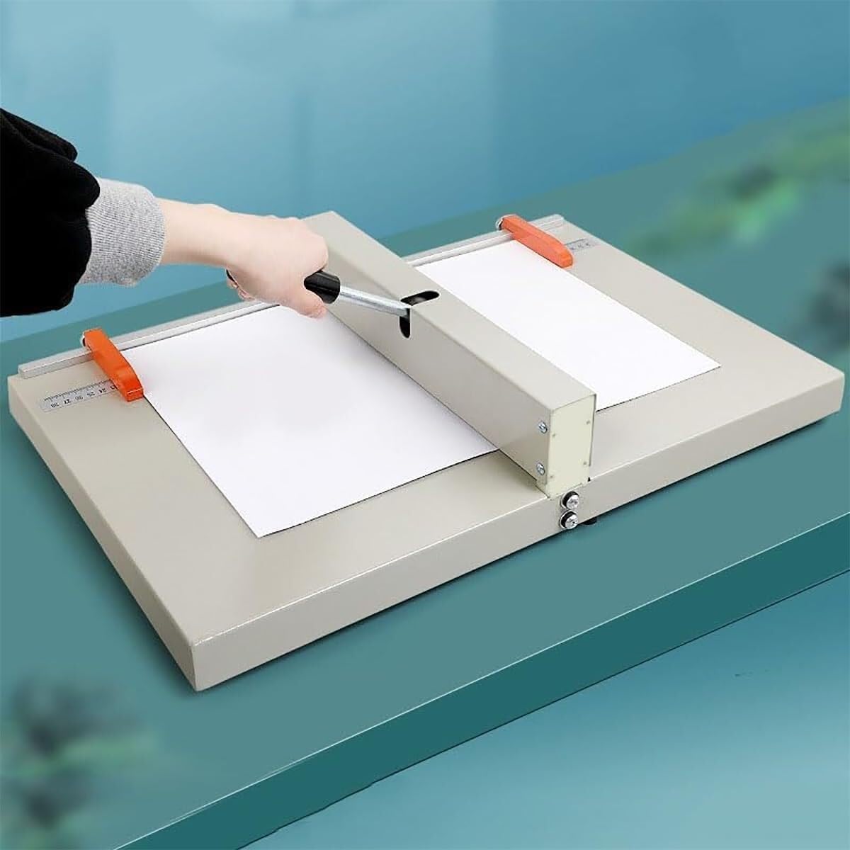 Zgniatarka do papieru z przegrodami pozycjonującymi, głębokość wcięcia 0,8 mm, idealna do punktacji papieru i opisywania okładek