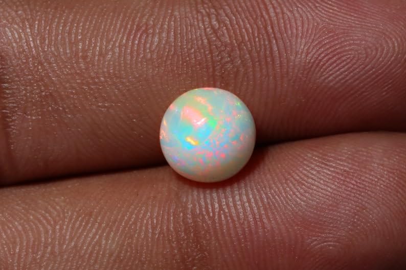Opale éthiopienne naturelle cabochon multi feu pour créer un bijou unique chargé d'histoire