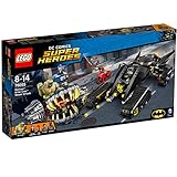 Enthält 4 Minifiguren: Batman, Red Hood, Captain Boomerang und Katana sowie Killer Croc als große Figur.