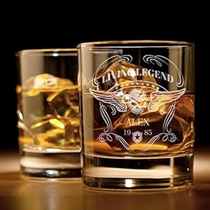 Whiskey Glas mit Gravur (Name & Datum) I originelle Geschenkidee mit rockigem Totenkopf Design – ausgefallene Geschenke…
