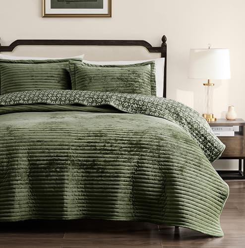 Amazon.com: WDCOZY Green Velvet King Size Quilt Set - Striped Soft ...