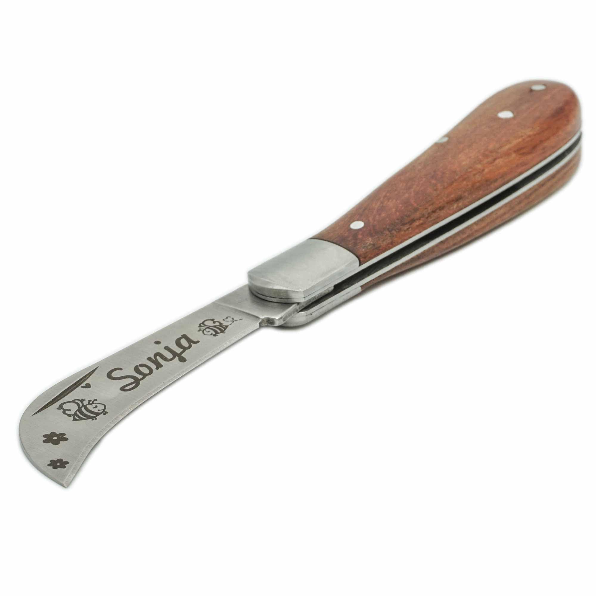ADAM WILD Gartenmesser mit Gravur | Geschenke für Gärtner & Gartenliebhaber | Personalisiert für Hobbygärtner | gebogene Hippe-Klinge aus Edelstahl | zum Kräuter-, Blumenschnitt & Ernten | Gartenwerkzeug