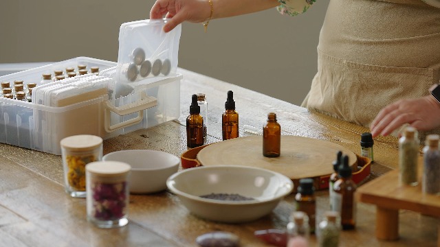 Amazon.com: IRIS USA Cosmetic Train Case Nail Polish Organizer