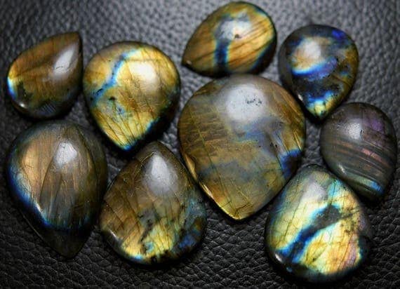 Labradorite de qualité supérieure à reflets dorés et bleus lot prestige 330 cts