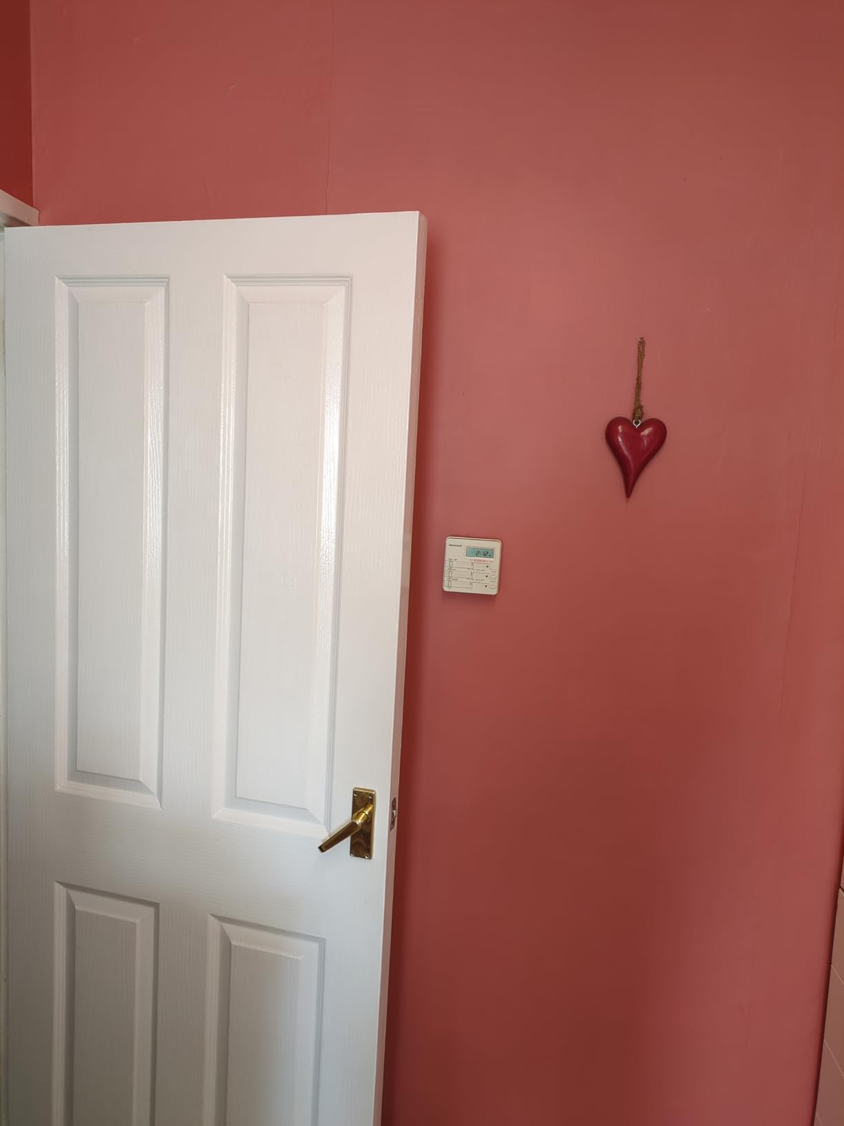 dulux-easycare-kitchen-matt-emulsion-paint-coral-charm-2-5l