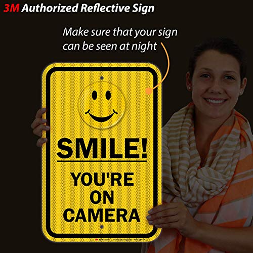Panneau de sécurité extérieur avec message caméra de surveillance et graphisme jaune - 3