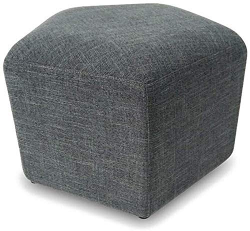 Changer de chaussures sur un petit tabouret en tissu stable et doux