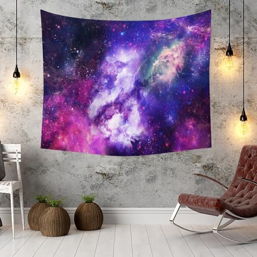 Tenture violette galaxie pour masquer un mur vide et décorer un studio