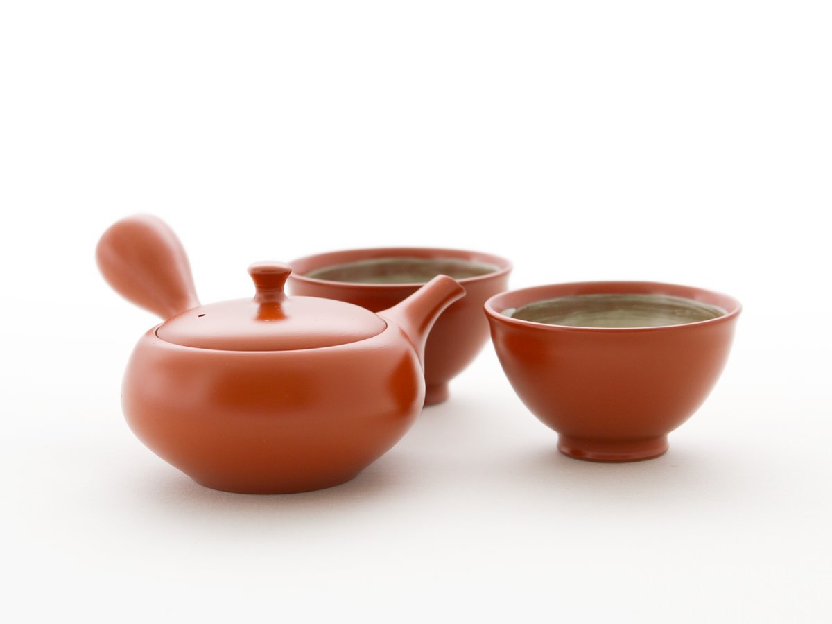 Original japanische Teekanne, Kyusu, mit 2 Becher: Shudei Kyogata. Integriertes Tee-Sieb aus Edelstahl. Echt japanisches Tee-Set aus natürlichem Tokoname-Ton in schöner Geschenk-Box…