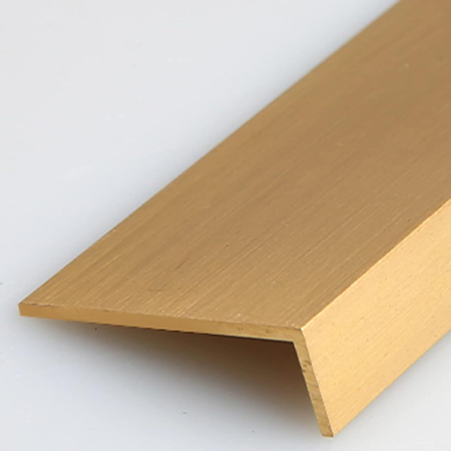 Cantonera de latón decorativo de 10x30mm para escaleras de madera elegantes