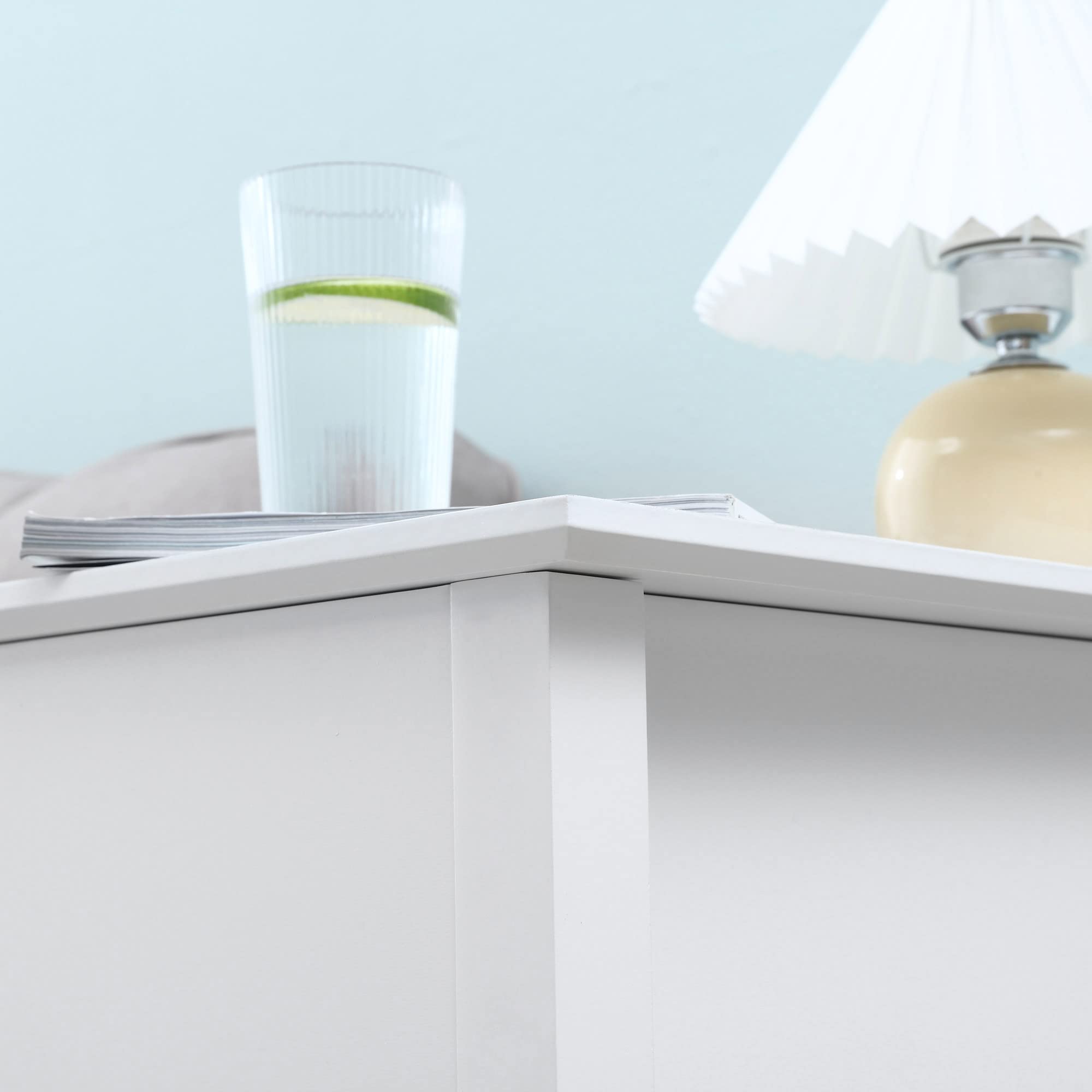 HOMCOM Mesa Auxiliar Mesita de Noche Tapa Abatible 60,5x32,5x70 cm Blanco | Estante de Almacenamiento, Orificio de Cable Oculto, para Salón Cama Dormitorio