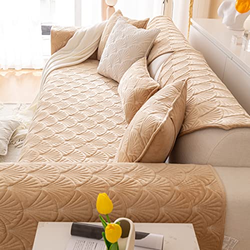 Housse de canapé camel en peluche douce pour un salon chaleureux