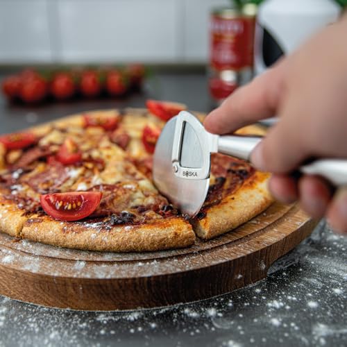 Foto von Boska Pizzaschneider - Pizzaroller Hochwertig Edelstahl - Pizzamesser Spülmaschinenfest [Razor-Scharf] [Leicht, sehr Stabil und Klappert Nicht beim Schneiden]