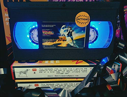 Back to The Future Retro VHS Lampe, tolle Geschenkidee für jeden Film-Fan, Man Cave Ideen! USB-betrieben, mit Fernbedienung Cover