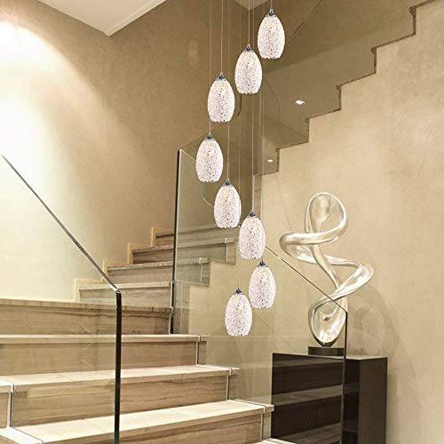 Escalier en colimaçon sublimé par un long lustre suspendu de loft - 2