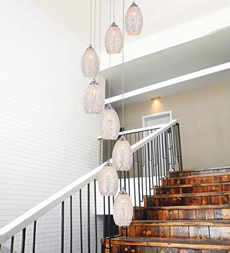 Escalier en colimaçon sublimé par un long lustre suspendu de loft - 5