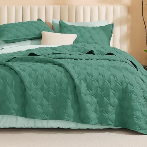 Image of Litanika Queen Quilt Bedding Set, Haze Green Summer Lightweight Soft Comforter Bedspreads & Coverlets, Boho Farmhouse Bedding Cover Bed Decor All Season, 3 Pieces (1 Quilt, 2 Pillowcases)